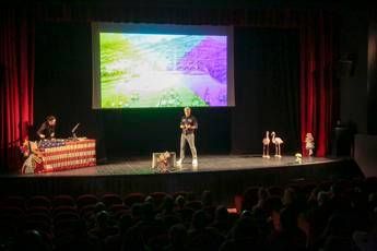 'Dobbiamo tutto agli Hippie', padre microchip sul palco a Vicenza 'Dobbiamo tutto agli Hippie', padre microchip sul palco a Vicenza